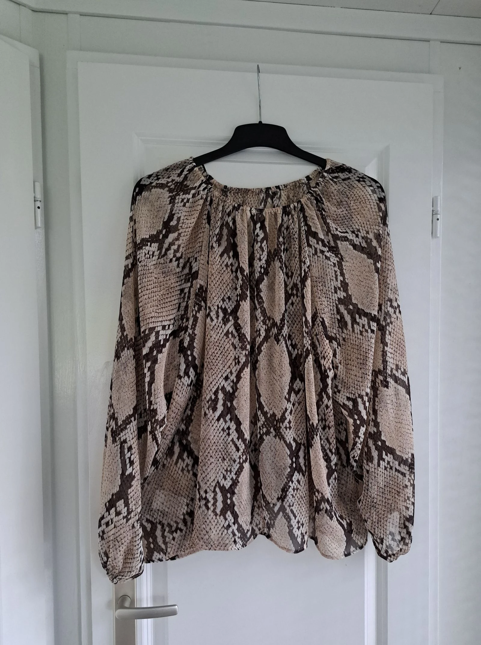 Blusa de mujer casi nueva con estampado de serpiente – photo 2